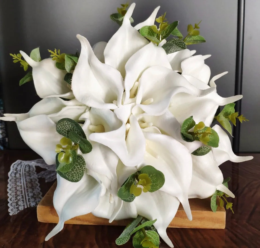 Buchet de mireasa din cale albe