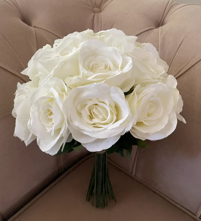 Buchet de mireasa din trandafiri albi