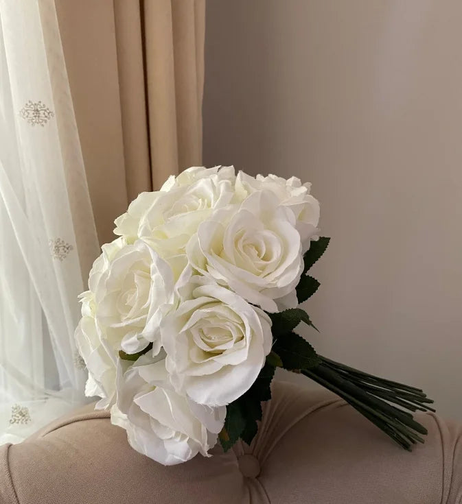 Buchet de mireasa din trandafiri albi