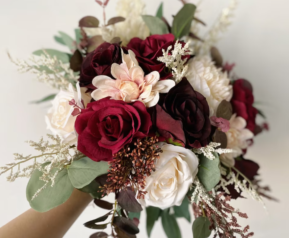 Buchet nasa cu note de rosu