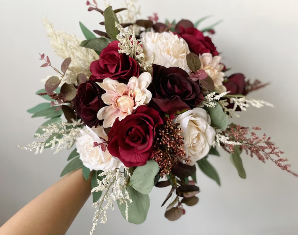 Buchet nasa cu note de rosu